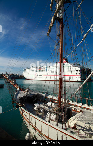 Großsegler, Schoner, festgemacht an den Hafen von Ibiza, moderne Liner am Rücken, Ibiza, Spanien, Europa Stockfoto