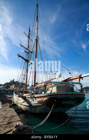 Großsegler, Schoner, festgemacht an den Hafen von Ibiza, Ibiza, Spanien, Europa Stockfoto