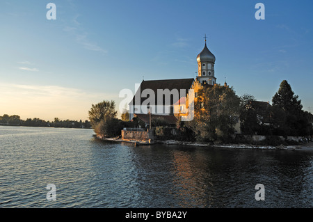 Schloss Wasserburg Schloss und Kirche Sankt Georgs Kirche am Abend gesehen vom Bodensee, Wasserburg am Bodensee Stockfoto