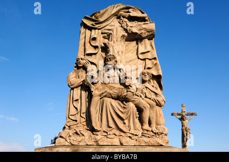 Kreuzabnahme, religiöse Steinrelief in einem Friedhof, Illhaeusern, Elsass, Frankreich, Europa Stockfoto