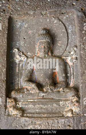 Sitzende Buddha-Statue in buddhistischen Höhle Nummer 20 in Ajanta in Indien Stockfoto