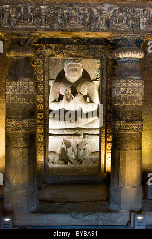 Sitzende Buddha-Statue in einer buddhistischen Höhle Nummer 20 in Ajanta in Indien Stockfoto