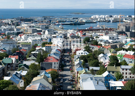 Blick von der Kirche Hallgrimskirkja entlang der Hauptstraße, Skolavoerdustigur, in Richtung Hafen, Innenstadt, Reykjavik Stockfoto