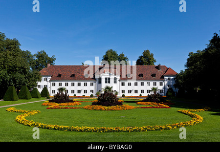 Blick durch den Park in Richtung der Orangerie in Kempten am nördlichen Ende der Hofgarten, Kempten, untere Allgäu, Allgäu Stockfoto