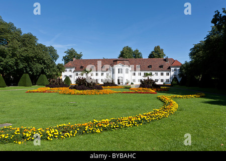 Blick durch den Park in Richtung der Orangerie in Kempten am nördlichen Ende der Hofgarten, Kempten, untere Allgäu, Allgäu Stockfoto