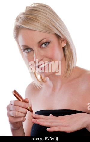 blonde Frau, die immer bereit für eine Nacht heraus durch die Malerei ihre Nägel Stockfoto