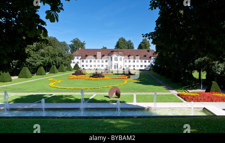 Blick durch den Park in Richtung der Orangerie in Kempten am nördlichen Ende der Hofgarten, Kempten, untere Allgäu, Allgäu Stockfoto