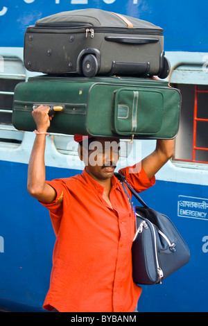 Porter mit Gepäck am Bahnhof in Hyderabad Indien Stockfoto