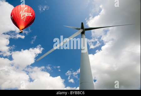 Windkraftanlagen im Windpark Lambrigg im Besitz von Npower, in der Nähe von Sedburgh, Cumbria, UK, mit einem Heißluftballon Stockfoto