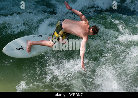 Fluss-Surfen auf der Eisbach in München. Stockfoto