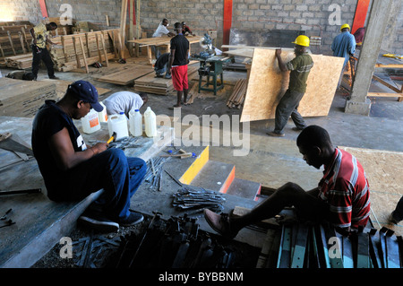 Produktionsstätte, Werkstatt, wo Komponenten für erdbebensichere Fertighäuser produziert werden, für die Opfer bereitgestellt Stockfoto