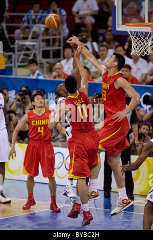 Yao Ming (CHN) USA-China Männer Basketball-Aktion bei den Olympischen Sommerspielen 2008, Peking, China Stockfoto