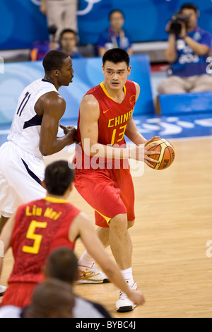 Yao Ming (CHN) USA-China Männer Basketball-Aktion bei den Olympischen Sommerspielen 2008, Peking, China Stockfoto