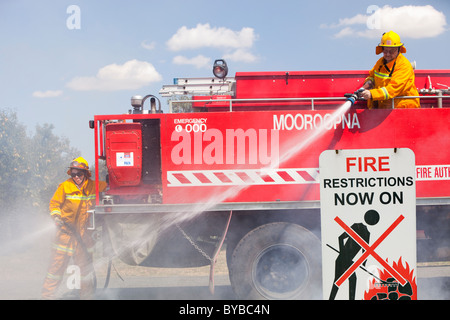 CFA Feuerwehrleute bekämpfen Brandfall am Straßenrand in der Nähe von Shepperton, Victoria, Australien. Stockfoto