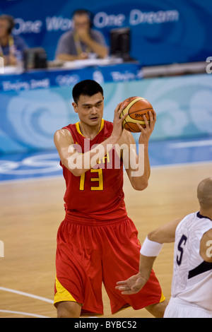 Yao Ming (CHN) USA-China Männer Basketball-Aktion bei den Olympischen Sommerspielen 2008, Peking, China Stockfoto