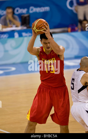 Yao Ming (CHN) USA-China Männer Basketball-Aktion bei den Olympischen Sommerspielen 2008, Peking, China Stockfoto