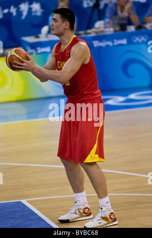 Yao Ming (CHN) USA-China Männer Basketball-Aktion bei den Olympischen Sommerspielen 2008, Peking, China Stockfoto