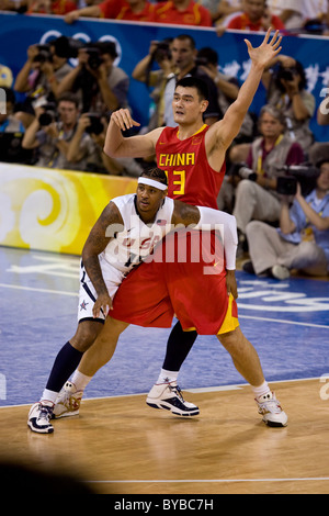 Yao Ming (CHN), Carmelo Anthony (USA) USA-China Männer Basketball-Aktion bei den Olympischen Sommerspielen 2008, Peking, China Stockfoto