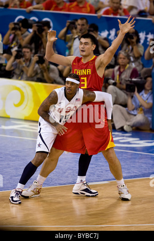 Yao Ming (CHN), Carmelo Anthony (USA) USA-China Männer Basketball-Aktion bei den Olympischen Sommerspielen 2008, Peking, China Stockfoto