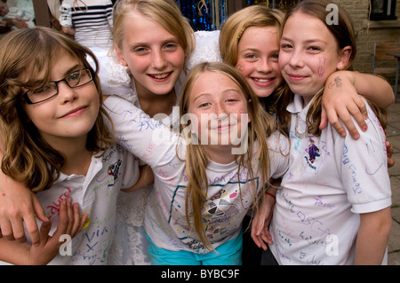 Porträt einer Gruppe von Schülerinnen an eine Schulparty Schulabgänger Stockfoto