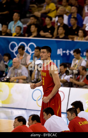 Yao Ming (CHN) USA-China Männer Basketball-Aktion bei den Olympischen Sommerspielen 2008, Peking, China Stockfoto