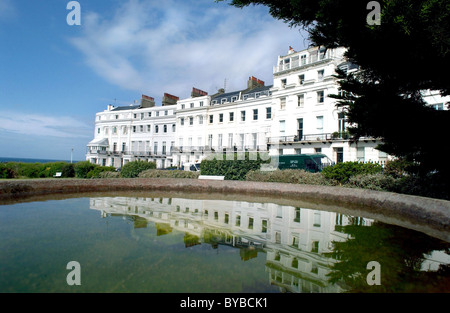 Klassische Regency Häuser an der Küste von Sussex Square, wider Brighton in eine Vogeltränke in die kommunalen Gärten. Stockfoto