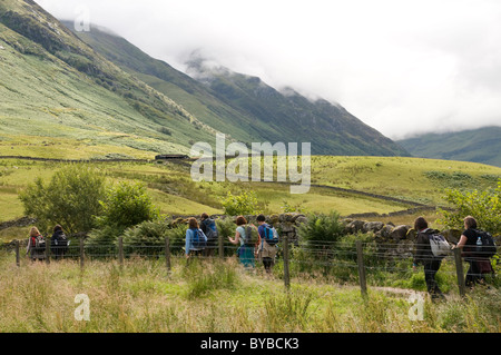 Gruppe von Menschen zu Fuß auf Ben Nevis, Schottisches Hochland, Schottland, UK Stockfoto