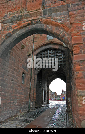 Eingang zum Carlisle Castle. Äußere Torhaus (de Ireby Tower). Fallgatter. Website des römischen Forts Stockfoto