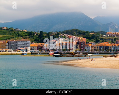 Strand und Meer in Ribadesella in Asturien Nordspanien mit der Picos de Europa-Berge in der Ferne sichtbar Stockfoto