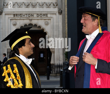 28.01.2011. Kanzler Sanjeev Bhaskar mit Stephen Fry als sammelt er die Ehrendoktorwürde von der University of Sussex Stockfoto