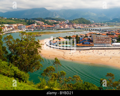 Strand und Meer in Ribadesella in Asturien Nordspanien mit der Picos de Europa-Berge in der Ferne sichtbar Stockfoto