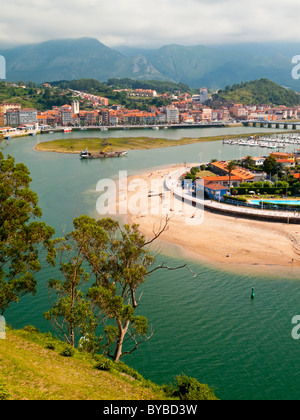 Strand und Meer in Ribadesella in Asturien Nordspanien mit der Picos de Europa-Berge in der Ferne sichtbar Stockfoto