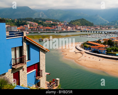 Strand und Meer in Ribadesella in Asturien Nordspanien mit der Picos de Europa-Berge in der Ferne sichtbar Stockfoto