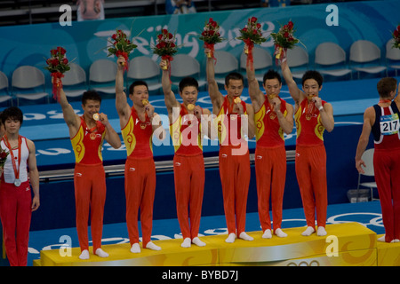 Goldmedaille ausgezeichnete chinesische Männer Gymnastik Team auf dem Podium bei den Olympischen Sommerspielen 2008, Peking, China Stockfoto