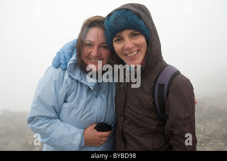 Portrait von zwei Frauen an der Spitze des Ben Nevis, Scottish Highlands, Schottland, UK Stockfoto