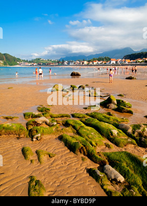 Strand und Meer in Ribadesella in Asturien Nordspanien mit der Picos de Europa-Berge in der Ferne sichtbar Stockfoto