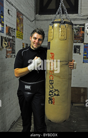 Der junge Schwergewichtsboxer Scott Whyley aus Brighton im Fitnessstudio 2011 Stockfoto