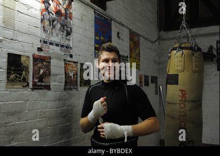 Der junge Schwergewichtsboxer Scott Whyley aus Brighton im Fitnessstudio 2011 Stockfoto