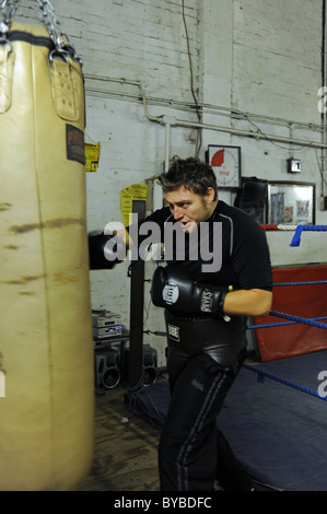 Der junge Schwergewichtsboxer Scott Whyley aus Brighton im Fitnessstudio 2011 Stockfoto