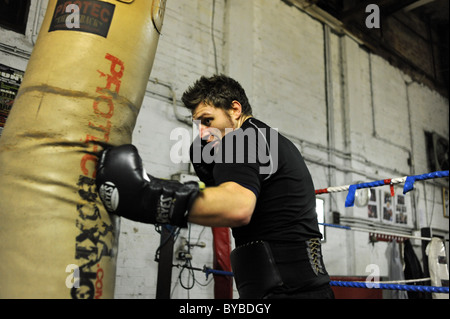 Der junge Schwergewichtsboxer Scott Whyley aus Brighton im Fitnessstudio 2011 Stockfoto