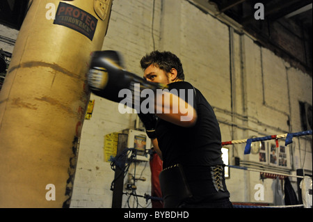 Der junge Schwergewichtsboxer Scott Whyley aus Brighton im Fitnessstudio 2011 Stockfoto