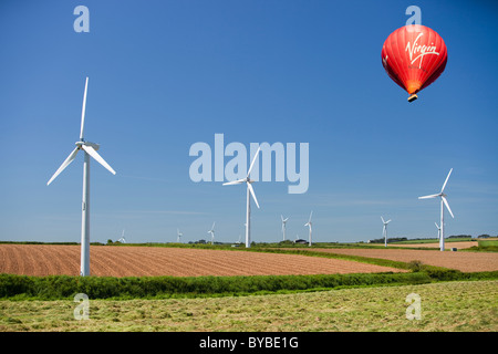 Ein Windpark auf landwirtschaftlichen Flächen in West Cornwall in der Nähe von St Ives, UK Stockfoto