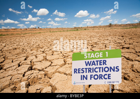 Einer landwirtschaftlichen Bewässerung Loch auf einer Farm in der Nähe von Shepperton, Victoria, Australien, total ausgetrocknet. Stockfoto