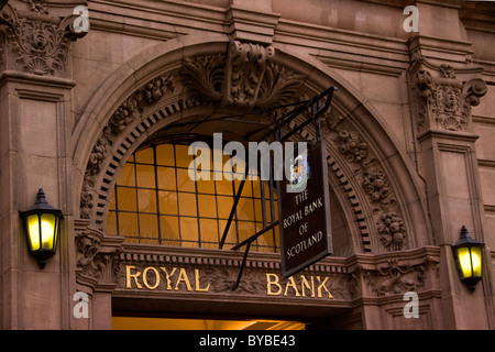 Vor dem Eingang der RBS Royal Bank of Scotland in Dundee, Großbritannien Stockfoto