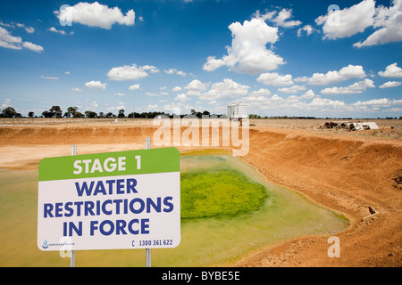 Einer landwirtschaftlichen Bewässerung Loch auf einer Farm in der Nähe von Shepperton, Victoria, Australien, fast ausgetrocknet. Stockfoto