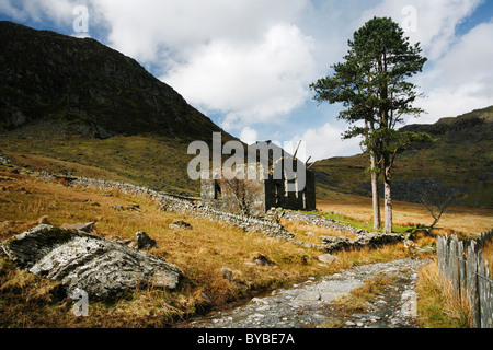 Die Ruinen von Capel Rosydd in der Cwmorthin Schiefer Steinbruch und meine Umgebung in der Nähe von Blaenau Ffestiniog in Nord-Wales Stockfoto