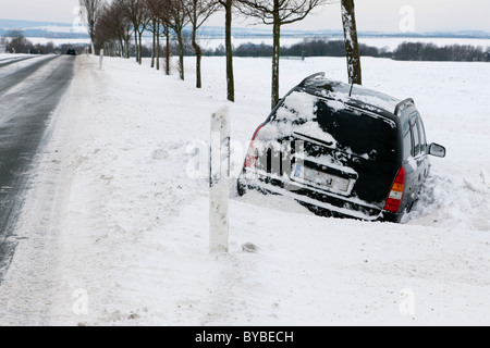 Auto steckte in einer Schneewehe, Winter, Deutschland, Europa Stockfoto