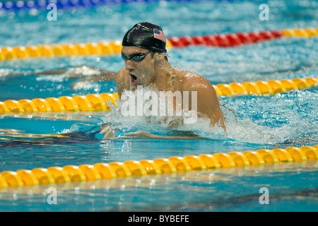 Michael Phelps (USA) in der Brust des 400Im, wo er gewann die Goldmedaille und brach den Weltrekord Stockfoto