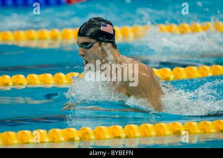 Michael Phelps (USA) in der Brust des 400Im, wo er gewann die Goldmedaille und brach den Weltrekord Stockfoto