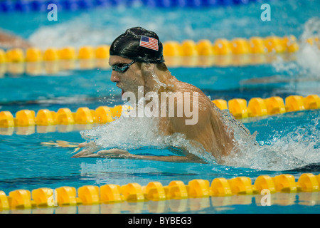 Michael Phelps (USA) in der Brust des 400Im, wo er gewann die Goldmedaille und brach den Weltrekord Stockfoto